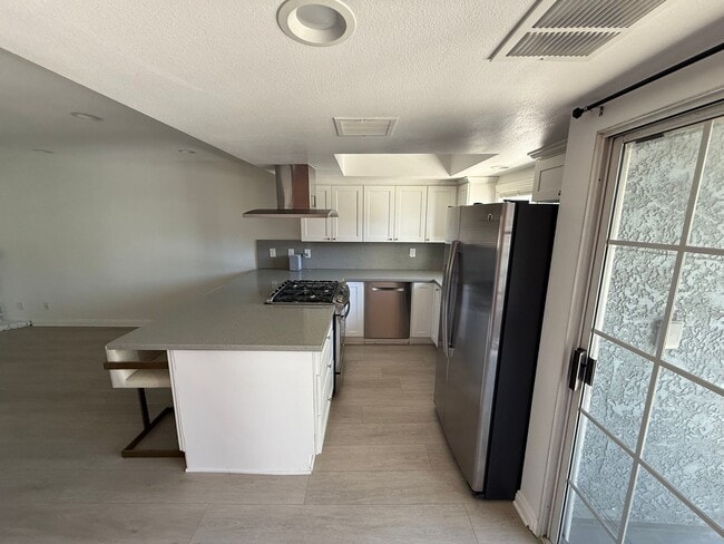 Building Photo - 2 bed / 2 bath two story in prime La Cresc...