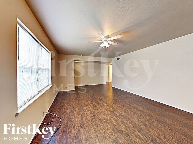 Foto del edificio - 3010 Glenhollow Cir