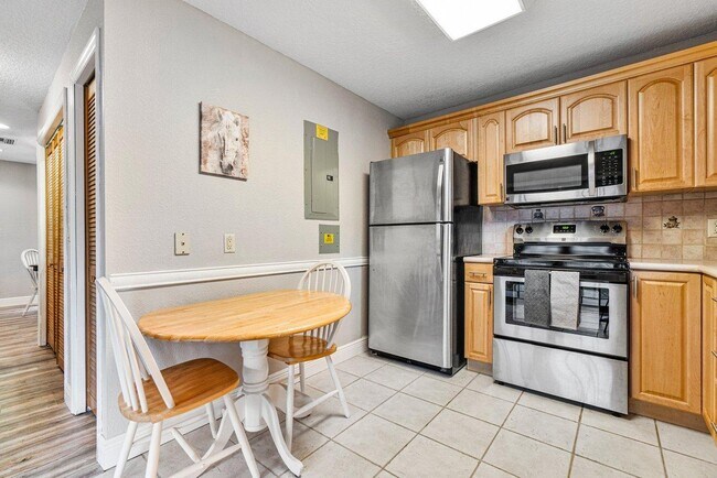 Building Photo - 3303 Custer Ave