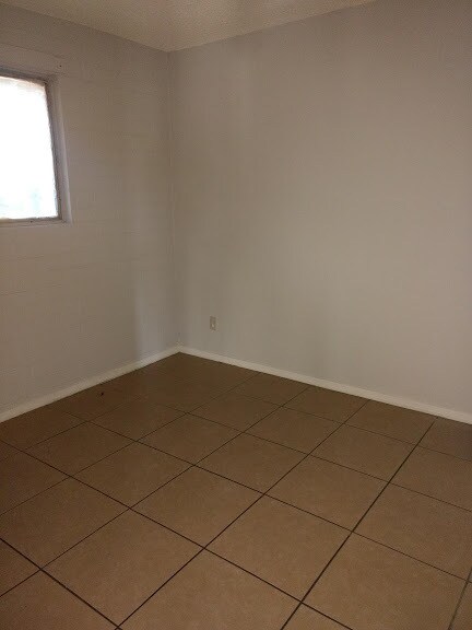 Building Photo - 2213 W Adams Ave #2