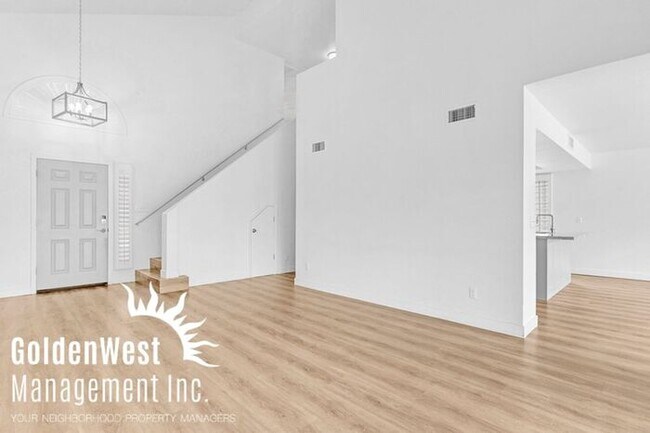 Building Photo - Gorgeous 3Bdm 3Ba Home in the Crystal Cree...