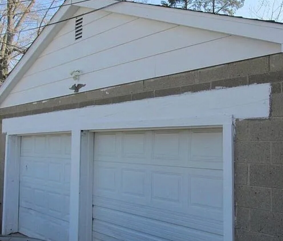 Building Photo - 3BR | 1BA | First-Floor Unit with Garage & Fenced Yard – Michigan City