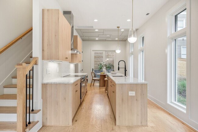 Building Photo - Stunning Salemtown Townhome