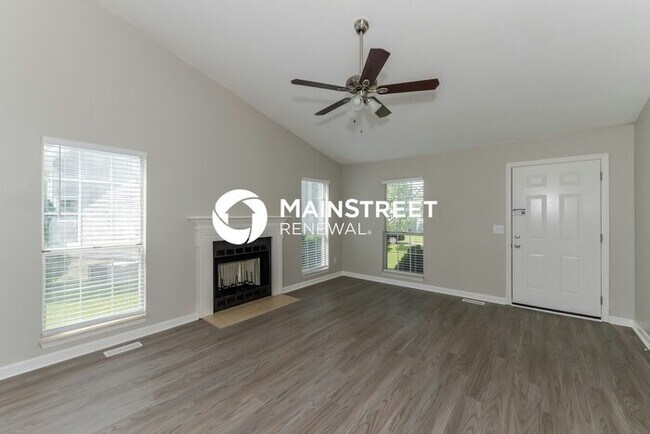 Building Photo - 4 Bedroom Pet-Friendly Home in Hendersonville, TN with Main Street Renewal