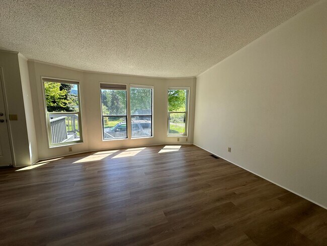 Building Photo - 3817 Summit Dr