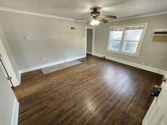 Building Photo - Spacious 3-Bedroom, 1-Bathroom Home AVAILA...