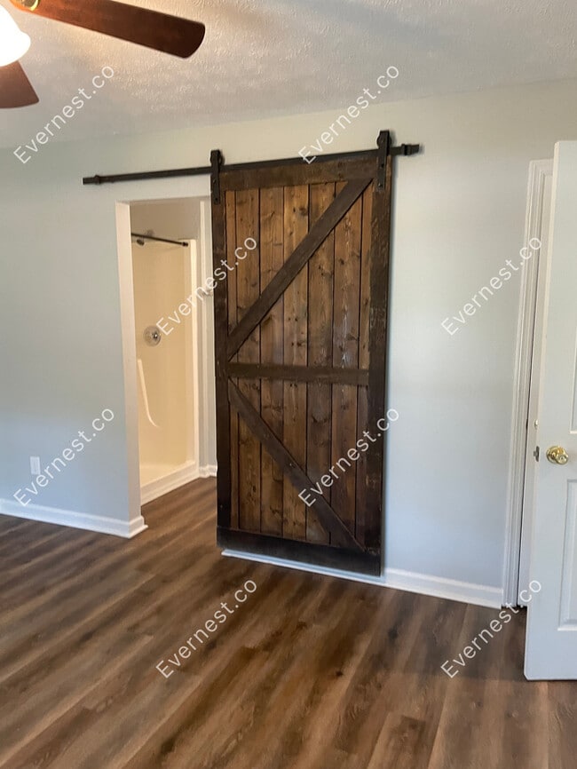 Building Photo - 1008 Heydel Cir