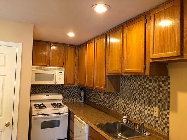Foto del edificio - 4220 Birchwood Ct