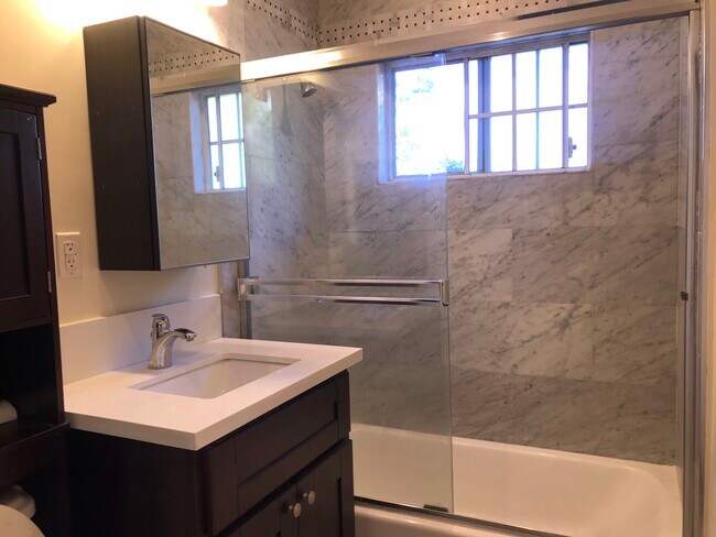 Baño - 904 N Gardner St