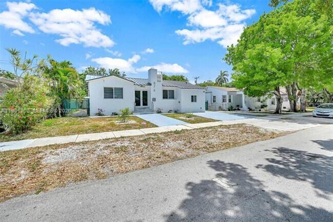 Foto del edificio - 876 NE 81st St