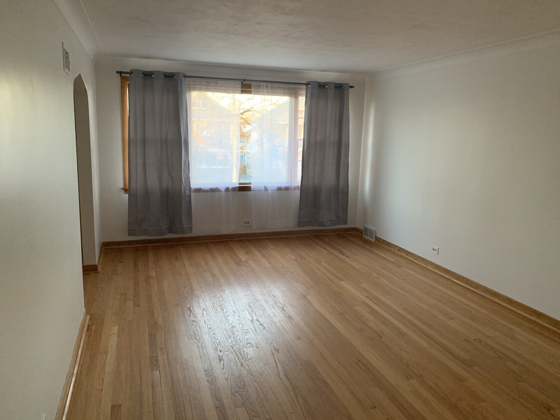 living room - 829 Lathrop Ave