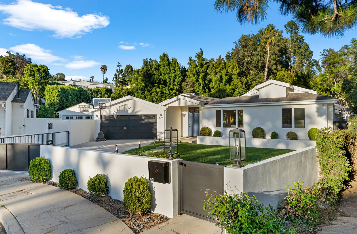 Foto principal - 530 S Bentley Ave