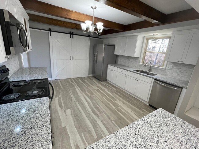 Building Photo - 418 Verna Dr
