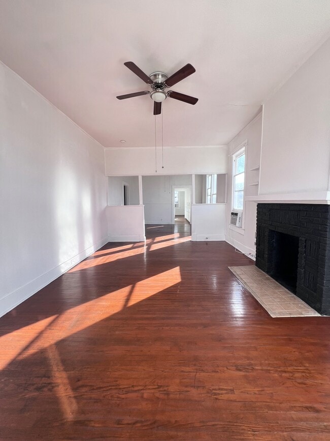 Living room - 420 W Magnolia Ave