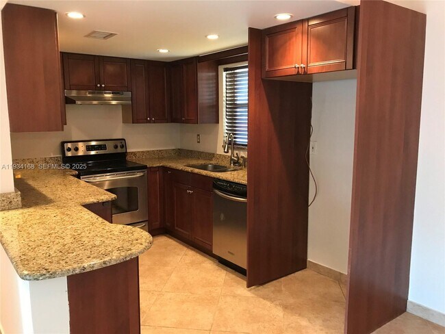 Building Photo - 9355 Fontainebleau Blvd