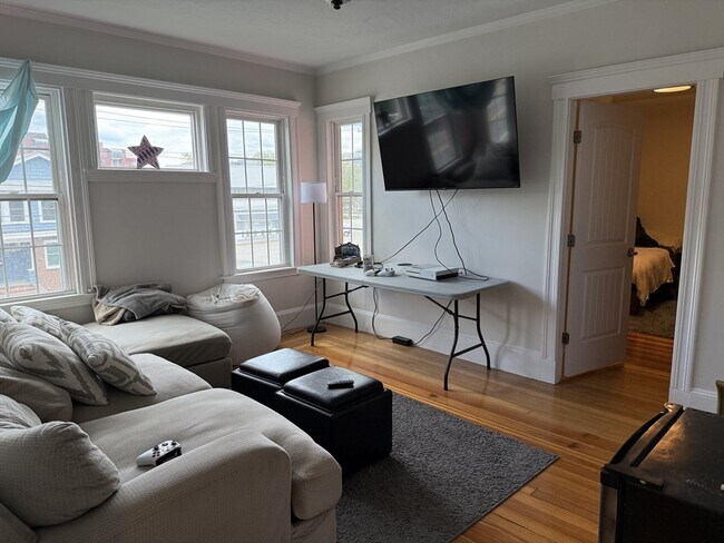 Building Photo - 607 Fellsway