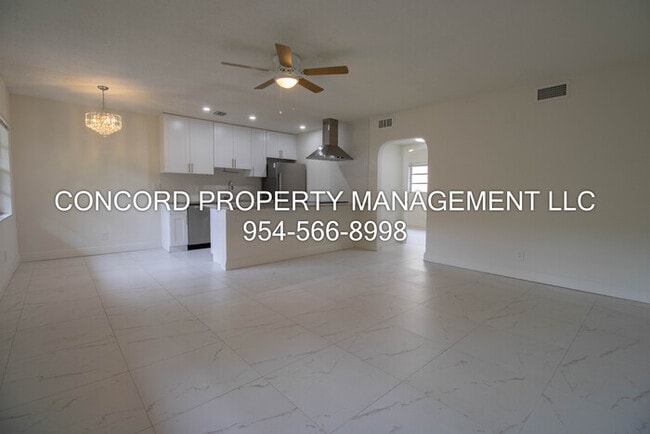 Foto del edificio - Ask About Our Specials! Beautifully Updated 2/1- Pool- Dishwasher- Large Kitchen- Lots of Storage