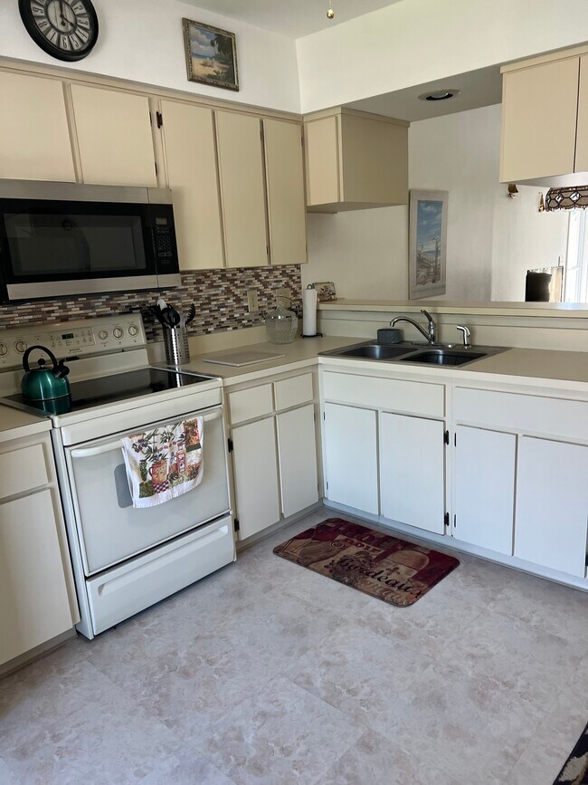 Building Photo - 4920 Myrtle Oak Dr