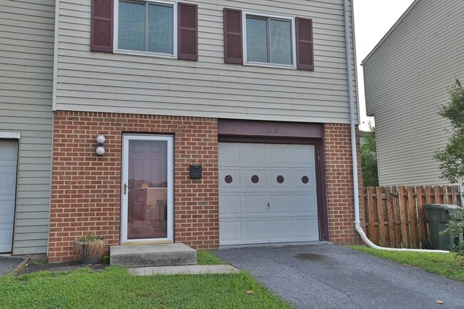 Building Photo - Townhouse in Highspire