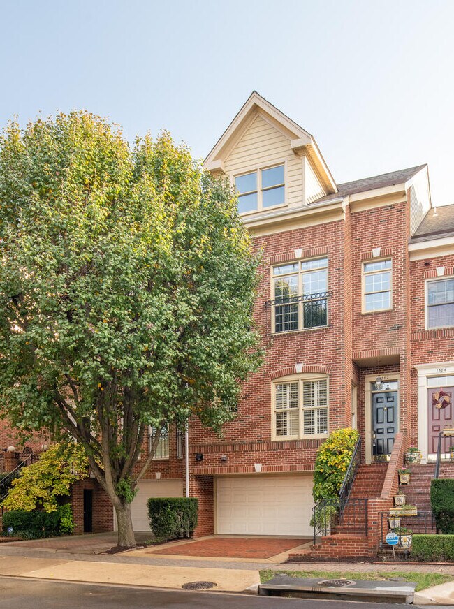 Welcome to 1582 N Colonial Terrace - 1582 N Colonial Ter