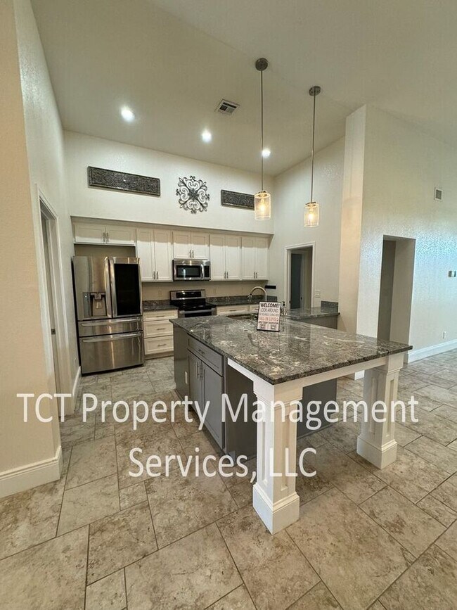 Building Photo - Large House in Mesa!