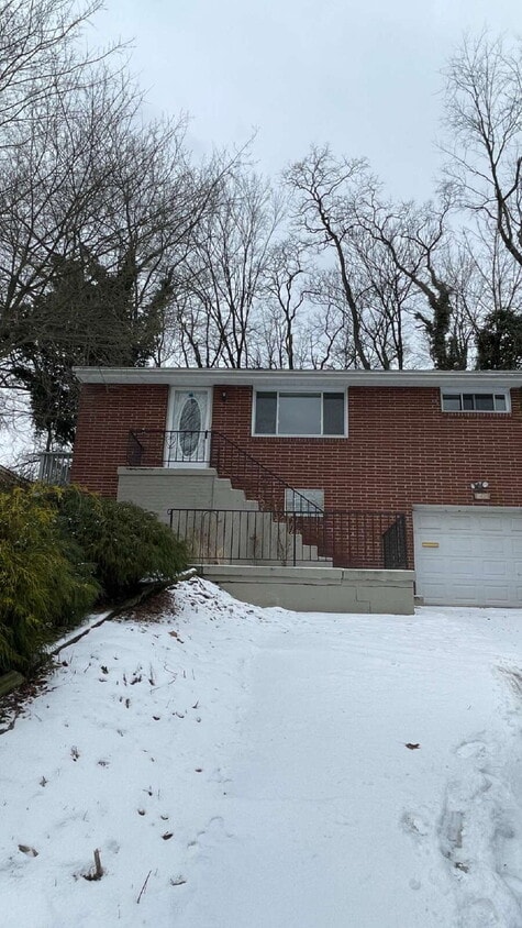 Charming 3 bed, 2 bath with finished basement! - Charming 3 bed, 2 bath with finished basement!