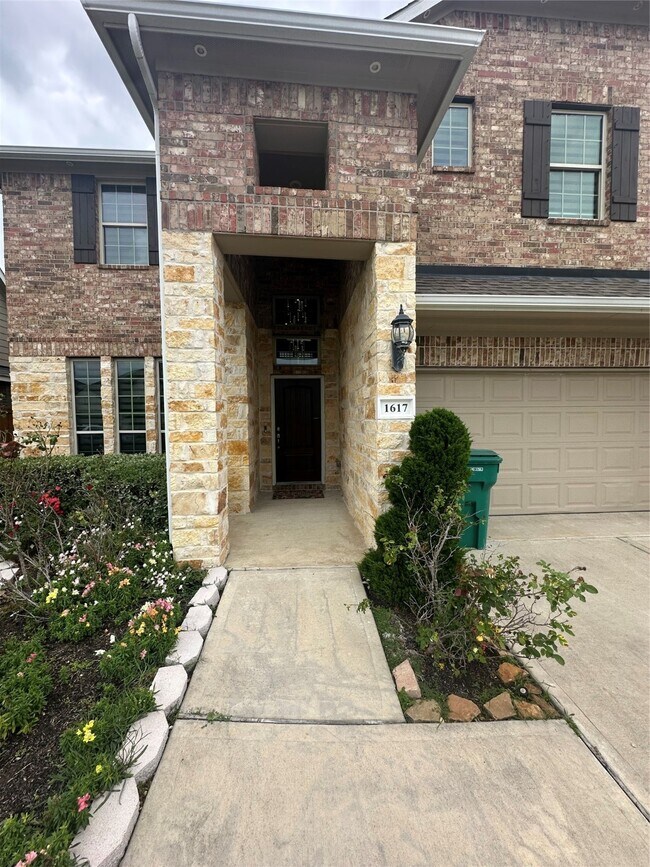 Building Photo - 1617 Darwin Cedar Dr
