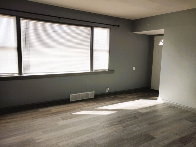 Foto del edificio - 1709 Jay Ave