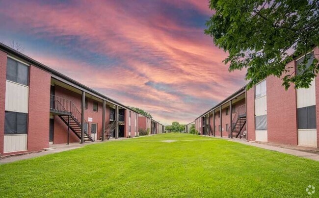 Building Photo - 1800 Primrose Dr