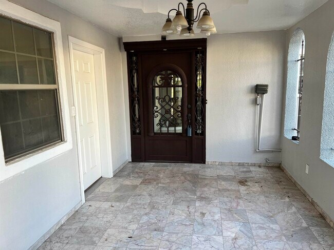 Foto del edificio - 312 Candlewood Rd