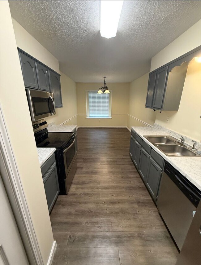 Building Photo - Beautifully updated 3-bedroom, 2.5-bathroom home