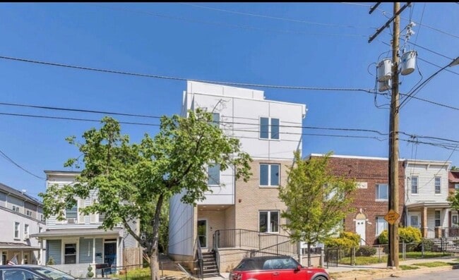 Building Photo - 1416 22nd St SE