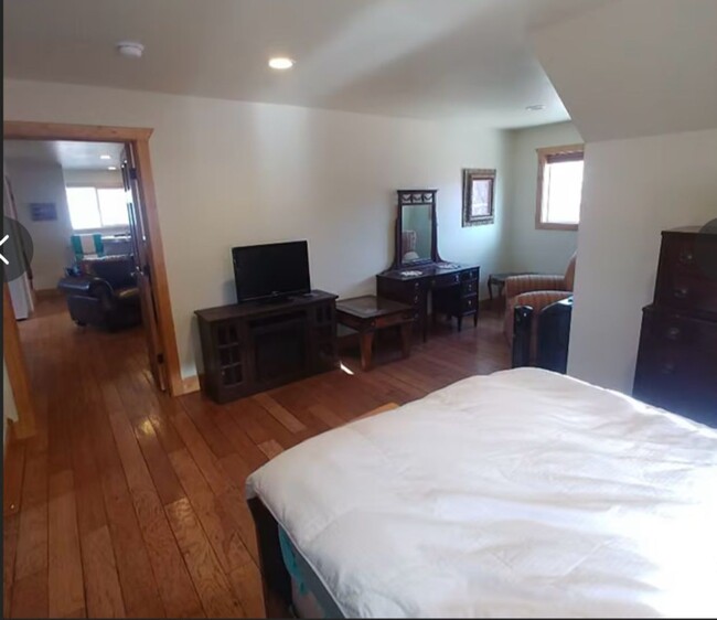 Foto del edificio - Fully Furnished Western Apartment Near Col...