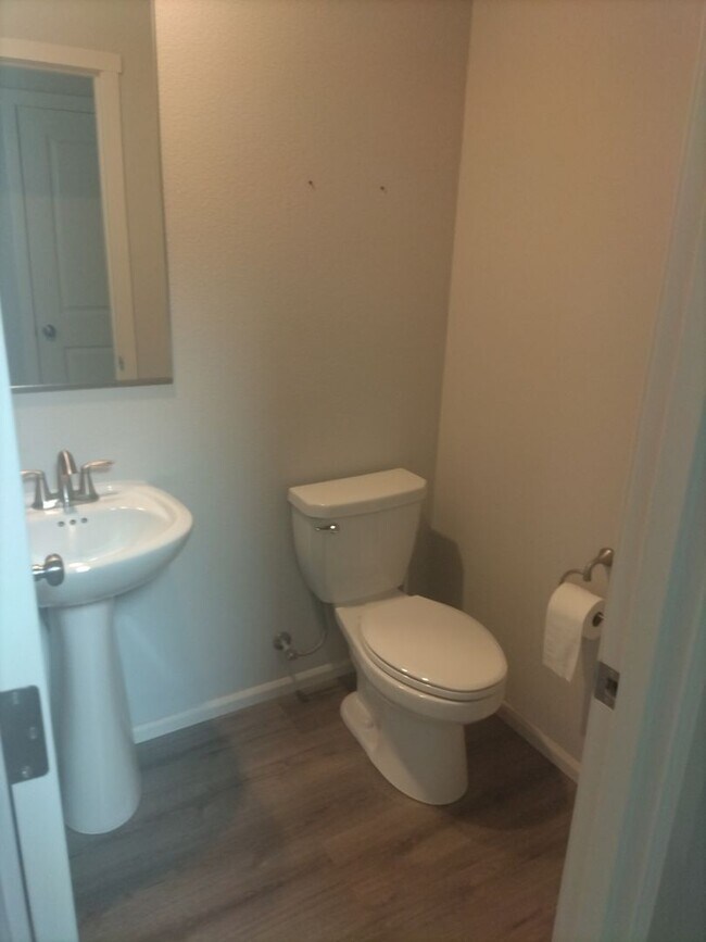 Building Photo - Newer Woodburn home