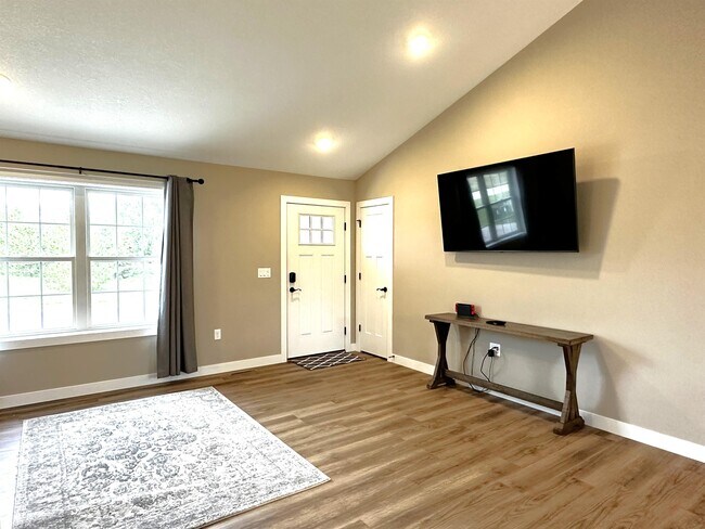 Building Photo - 527 Vasa Wy