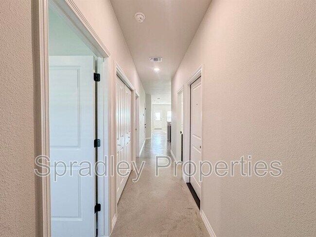 Building Photo - 305 Juniper Dr
