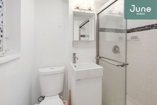Foto del edificio - ROOM ONLY in 4-bed/2.5-bath Home