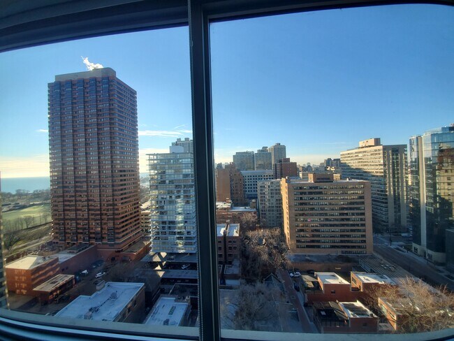 Foto del edificio - 336 W Wellington Ave