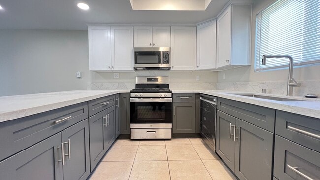 Building Photo - Lovely 3 Bed 2.5 Bath Townhome with 2 Car ...