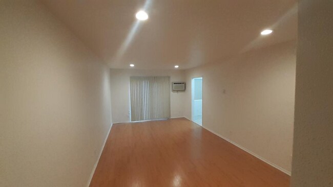 Foto del edificio - 5929 Laurel Canyon Blvd