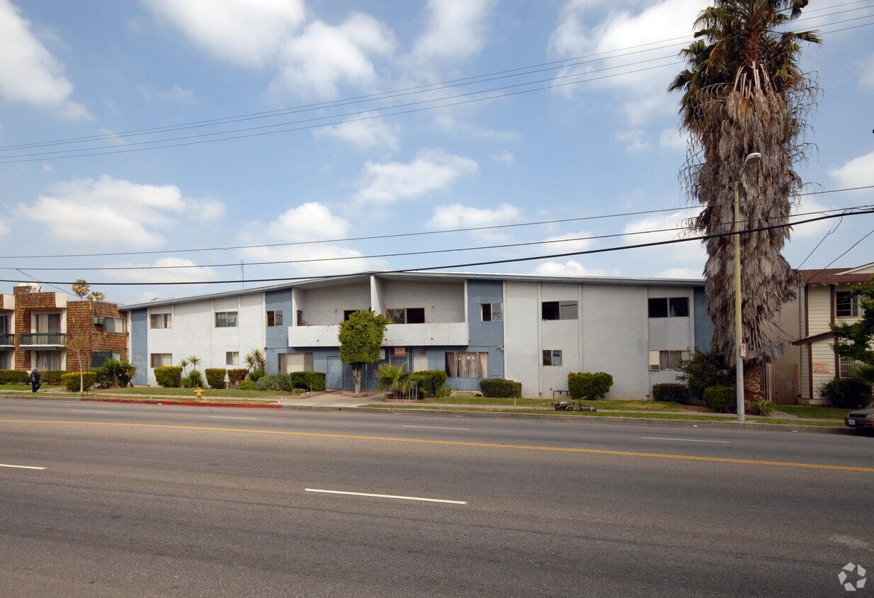 Building Photo - 20421 Saticoy St