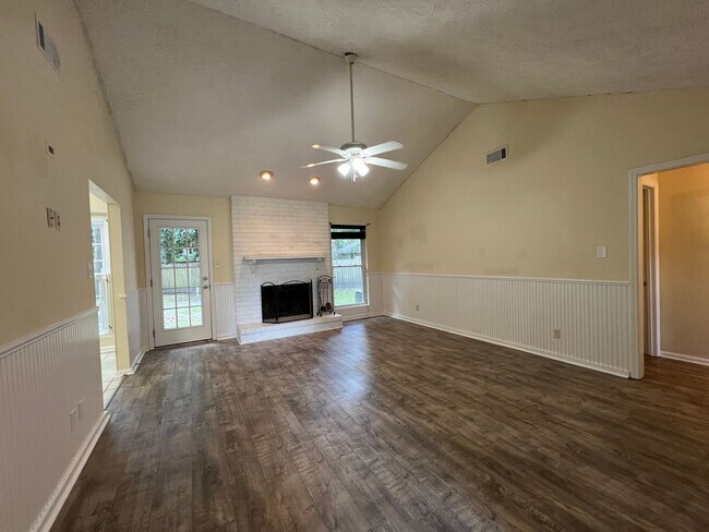 Foto del edificio - Adorable 3/2 on large corner lot