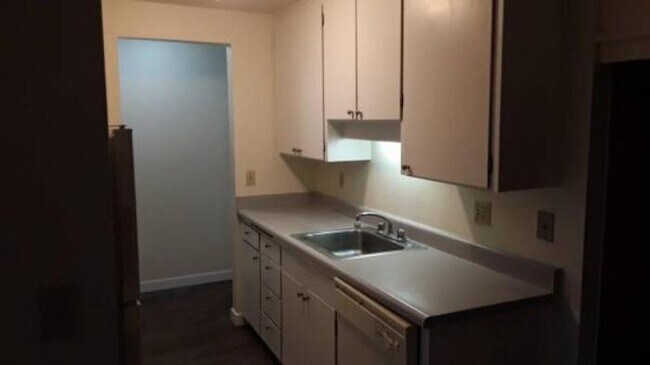 Building Photo - 2 bedroom in Seattle WA 98102