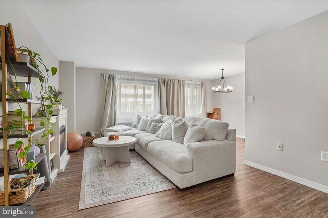 Building Photo - Welcome to this lovely and spacious fully remodeled 1 bedroom, 1 bath condo at The Cavendish