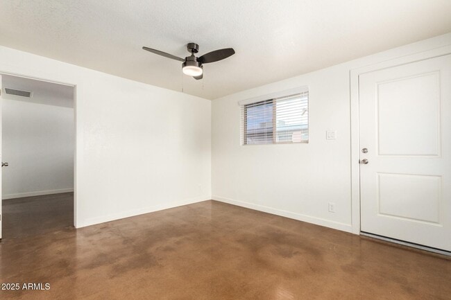 Building Photo - 616 S Bellview