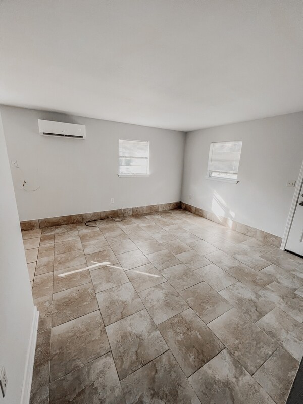 Building Photo - 701 Oaklawn St