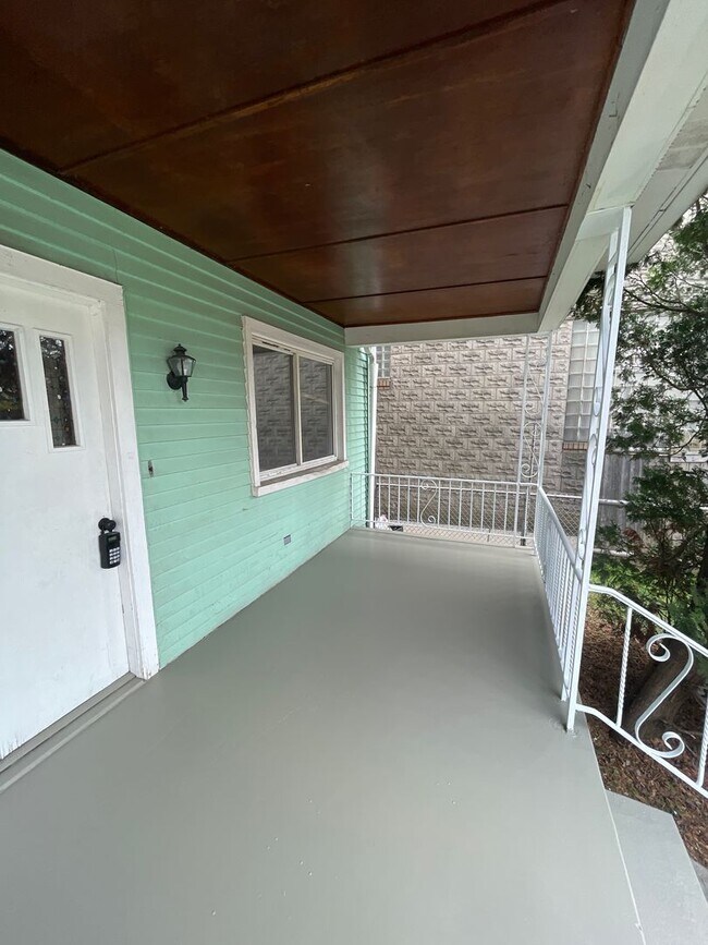 Building Photo - Renovated 3 bed 1 bath with River views fr...