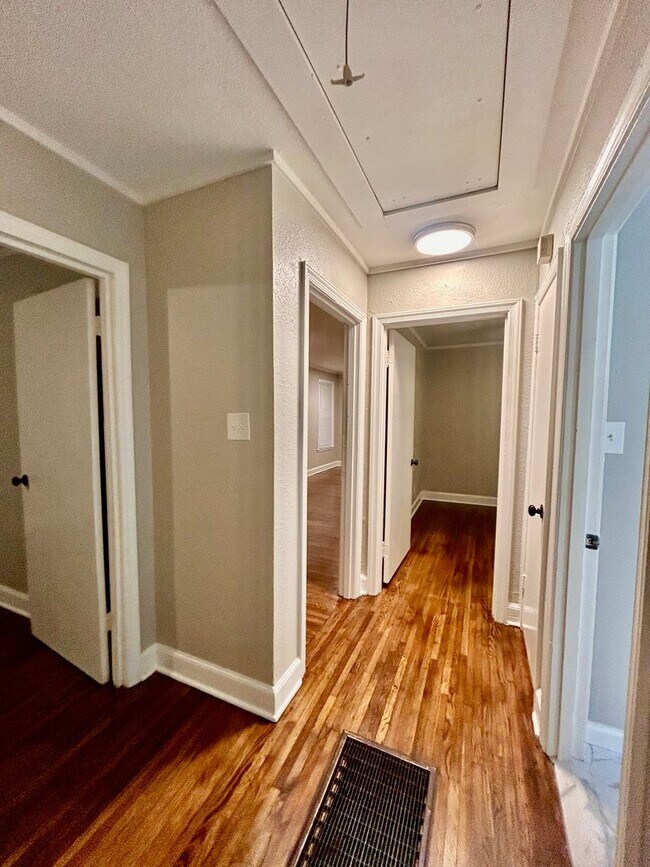 Building Photo - Cute 3 bedroom 1 bathroom home - Open To S...