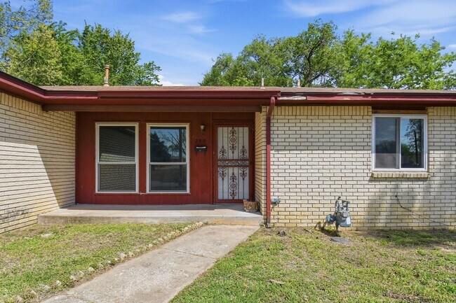 Building Photo - 3 Bed / 2 Bath / Near Tulsa Arts District