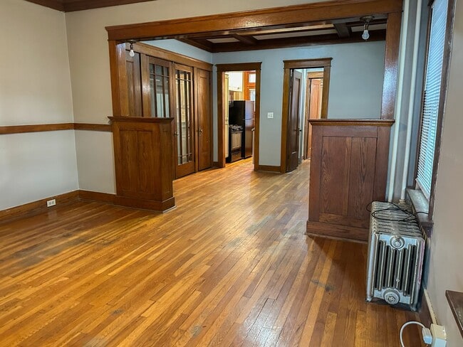 Building Photo - 1 Bedroom Near Downtown